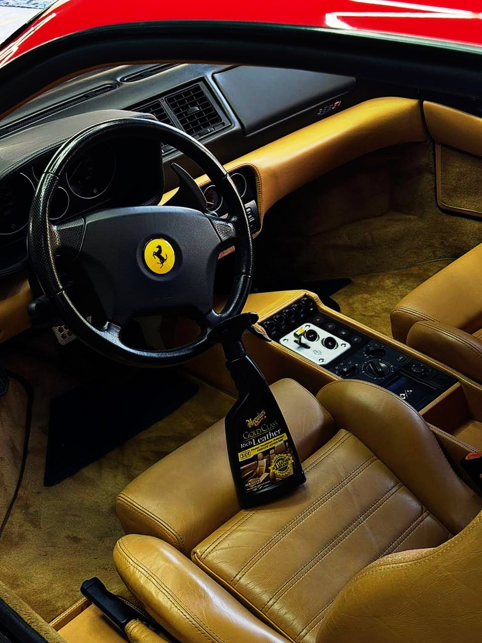 Interior del Ferrari 355 con Meguiar’s Gold Class Rich Leather sobre el asiento