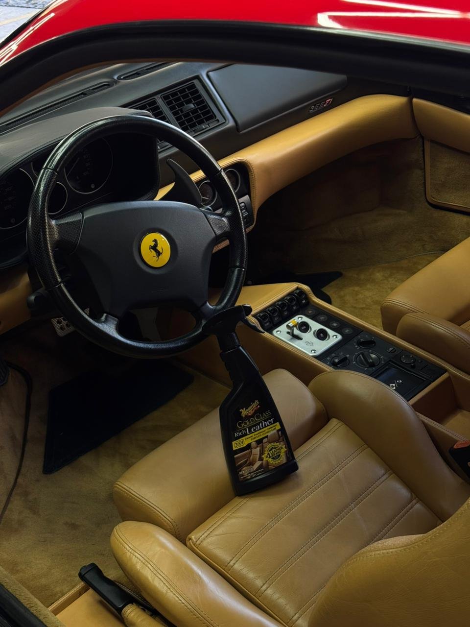 Interior del Ferrari 355 con Meguiar’s Gold Class Rich Leather sobre el asiento