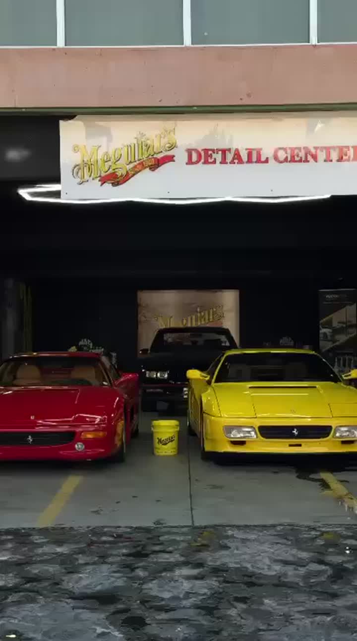 Fachada de Meguiars Detail Center con el Ferrari 355 rojo y amarillo recién encerados