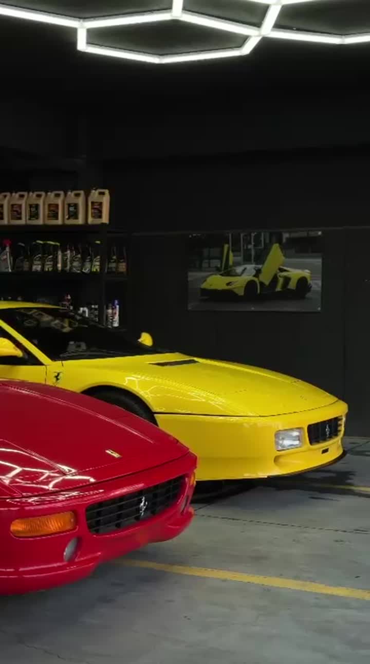 Interior del taller con anaqueles de producto Meguiar’s y ambos Ferrari 355