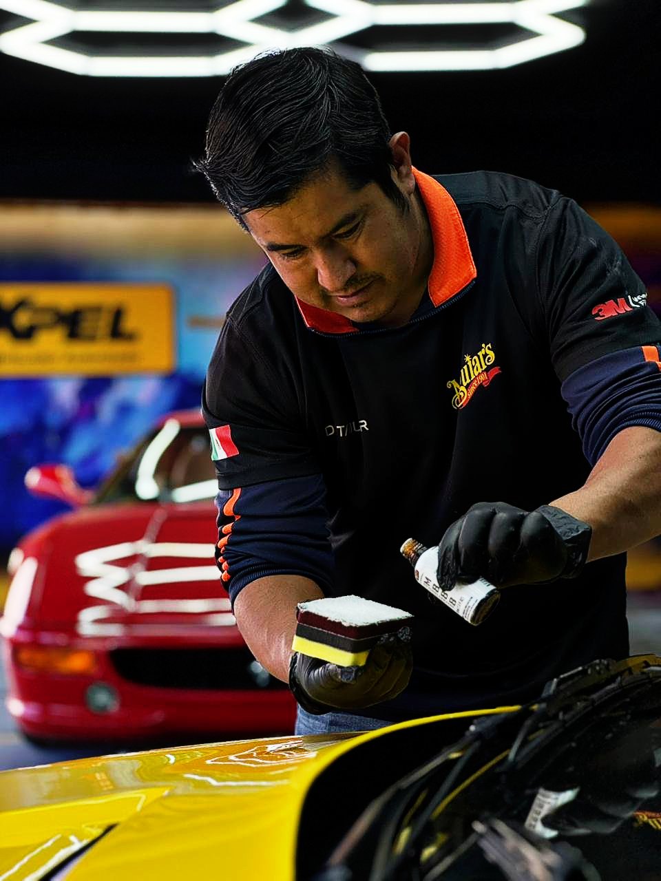 Encerado con Meguiar’s Ultimate Paste Wax sobre un Ferrari 355 amarillo en Meguiars Detail Center