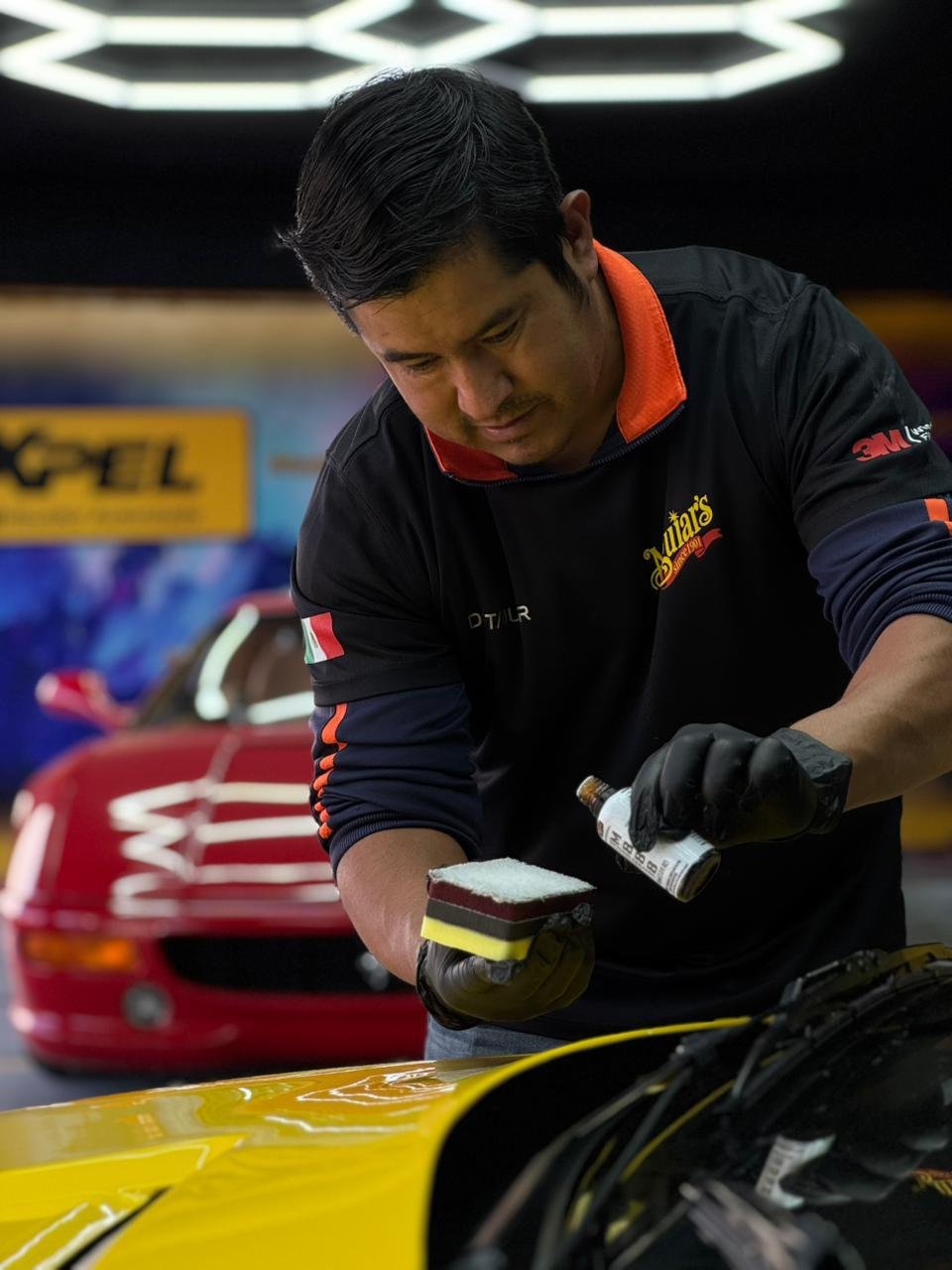 Encerado con Meguiar’s Ultimate Paste Wax sobre un Ferrari 355 amarillo en Meguiars Detail Center